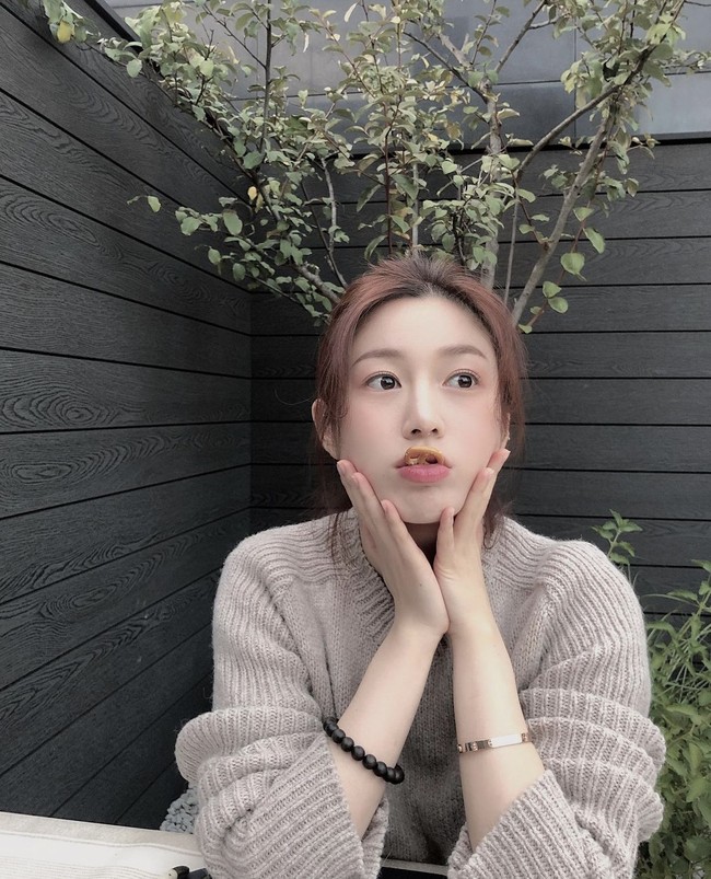 Lee Seung Gi dan Lee Da In juga mengenakan barang couple, berupa gelang manik-manik hitam. Di hari ulang tahunnya, aktris berumur 28 tahun ini mengunggah kumpulan fotonya menopang dagu dan pamer gelang. Foto: dok. Instagram xx__dain