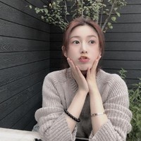 Lee Seung Gi dan Lee Da In juga mengenakan barang couple, berupa gelang manik-manik hitam. Di hari ulang tahunnya, aktris berumur 28 tahun ini mengunggah kumpulan fotonya menopang dagu dan pamer gelang. Foto: dok. Instagram xx__dain