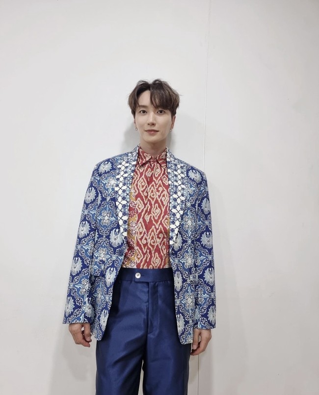 Leeteuk Super Junior mengenakan batik spesial rancangan Ridwan Kamil. Ia mengunggah fotonya lewat akun Instagram untuk menyampaikan rasa terima kasih kepada Gubernur Jawa Barat. Foto: dok. Instagram xxteukxx