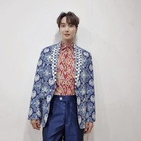 Leeteuk Super Junior mengenakan batik spesial rancangan Ridwan Kamil. Ia mengunggah fotonya lewat akun Instagram untuk menyampaikan rasa terima kasih kepada Gubernur Jawa Barat. Foto: dok. Instagram xxteukxx