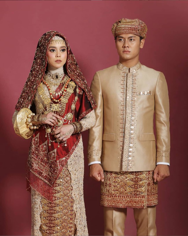 Tak hanya mengenakan pakaian adat serba ungu, dalam foto unggahan lainnya keduanya terlihat memilih warna yang berbeda. Perpaduan warna merah dan coklat seperti ini membuat penampilan Lesti Kejora terlihat semakin cantik. Foto: Instagram/@jokiphotography