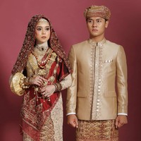 Tak hanya mengenakan pakaian adat serba ungu, dalam foto unggahan lainnya keduanya terlihat memilih warna yang berbeda. Perpaduan warna merah dan coklat seperti ini membuat penampilan Lesti Kejora terlihat semakin cantik. Foto: Instagram/@jokiphotography