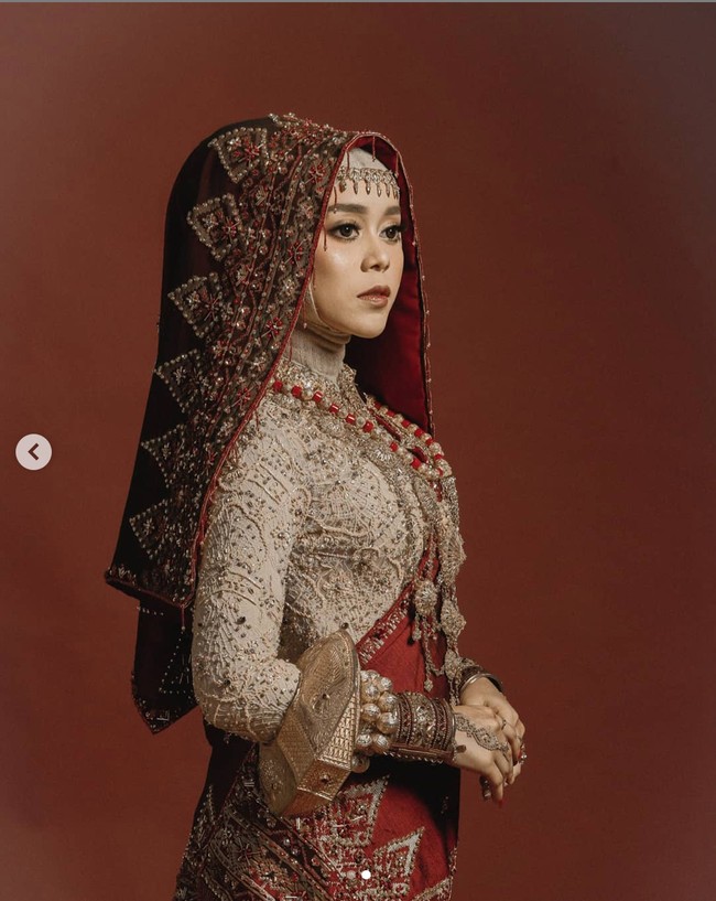 Siapa sangka berawal dari candaan beberapa bulan lalu ( di slide 2) ketika dia bilang “jadi istri aja” dan anekdot,dalam beberapa bulan lagi inshaallah dia beneran bakal jadi istri saya.. aamiin. Mohon doanya semoga dilancarkan, tulis Rizky Billar di Instagramnya. Foto: Instagram/@jokiphotography