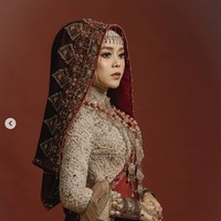 Siapa sangka berawal dari candaan beberapa bulan lalu ( di slide 2) ketika dia bilang “jadi istri aja” dan anekdot,dalam beberapa bulan lagi inshaallah dia beneran bakal jadi istri saya.. aamiin. Mohon doanya semoga dilancarkan, tulis Rizky Billar di Instagramnya. Foto: Instagram/@jokiphotography