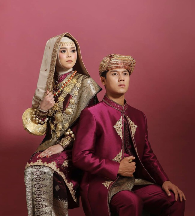 Lesti Kejora tampak mengenakan pakaian ada Koto Gadang dengan dilengkapi berbagai aksesori, sedangkan Rizky Billar memakai setelan jas yang memiliki aksen bordir. Penampilannya itu dilengkapi dengan hiasan kepala berbentuk seperti lilitan kain. Foto: Instagram/@jokiphotography