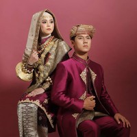 Lesti Kejora tampak mengenakan pakaian ada Koto Gadang dengan dilengkapi berbagai aksesori, sedangkan Rizky Billar memakai setelan jas yang memiliki aksen bordir. Penampilannya itu dilengkapi dengan hiasan kepala berbentuk seperti lilitan kain. Foto: Instagram/@jokiphotography