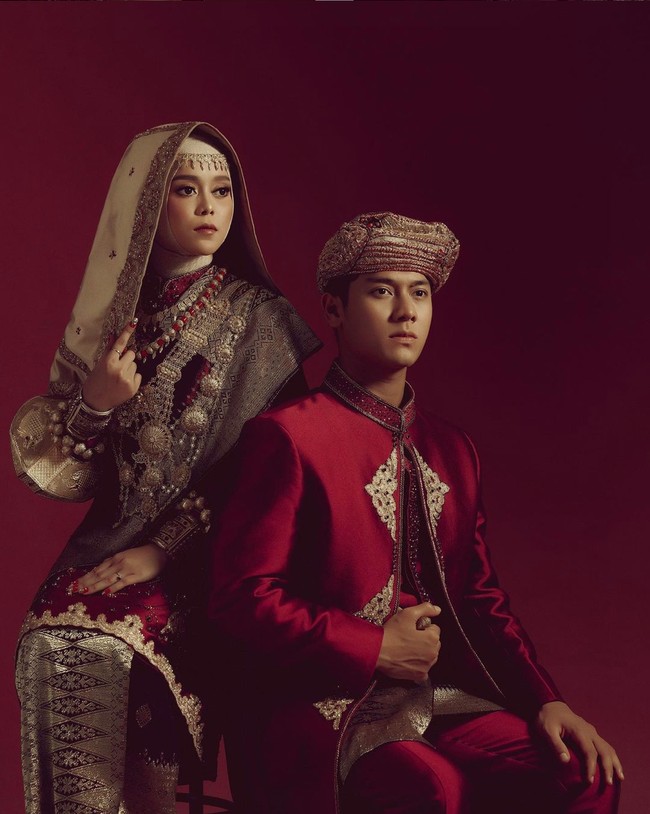 Usai berpacaran sekitar 10 bulan akhirnya Lesti Kejora dan Rizky Billar mengumumkan kabar bahagia mengenai hubungan keduanya. Melalui akun Instagramnya, Rizky Billar sendiri mengatakan bahwa keduanya akan segera menikah. Foto: Instagram/@aldiphoto
