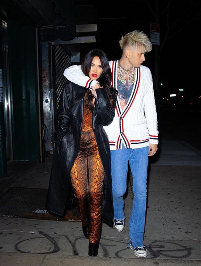 Bersama Machine Gun Kelly, Megan Fox tampak menunjukkan sisi lain dari dirinya. Bak pasangan yang tengah di mabuk cinta, keduanya tak segan pamer keromantisan.  Foto: dok. Instagram/@meganfox