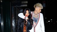 Gaya Megan Fox dan Machine Gun Kelly yang lengket terus. Foto: dok. Instagram/@meganfox
