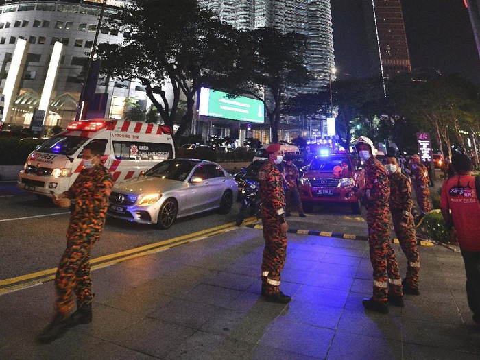 Rescue personnel help injured passengers at KLCC station after two light rail trains collided in a tunnel, injuring more than 200 people in Kuala Lumpur, Malaysia, Monday, May 24, 2021. (AP Photo)