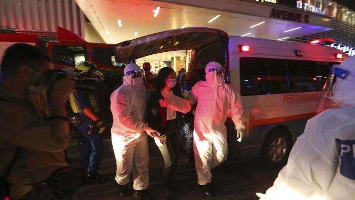 Melihat Evakuasi Korban Tabrakan LRT Malaysia Rescue personnel help injured passengers at KLCC station after two light rail trains collided in a tunnel, injuring more than 200 people in Kuala Lumpur, Malaysia, Monday, May 24, 2021. (AP Photo)