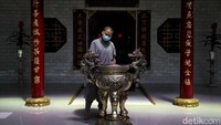 Merespons hal itu, Buddha mengajarkan untuk melakukan berdana, yaitu membantu masyarakat dalam bentuk materi ataupun non-materi. Selain itu menyongsong perayaan Hari Raya Waisak, Dalai Lama 14 Tenzin Gyatso menyerukan kepada umat Buddha agar melek perkembangan zaman dan menanam sikap toleransi antar-manusia. 