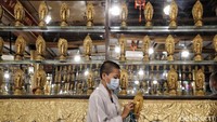 Dalai Lama adalah pemimpin spiritual Buddha dari Tibet. Penganut Buddha di Tibet meyakini Dalai Lama sebagai perwujudan insani Avalokitesvara, Bodhisattva Kasih Sayang yang mendedikasikan dirinya untuk kebahagiaan makhluk di alam semesta. 