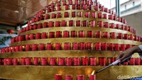 Selain itu umat Buddha mulai menyalakan lilin pelita untuk digunakan esok hari. Ajaran Agama Buddha yang dianut oleh STAB ini adalah Mahayana.