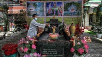 Salah satu persiapannya adalah dengan membersihkan patung Buddha dan pelataran tempat sembahyang.  