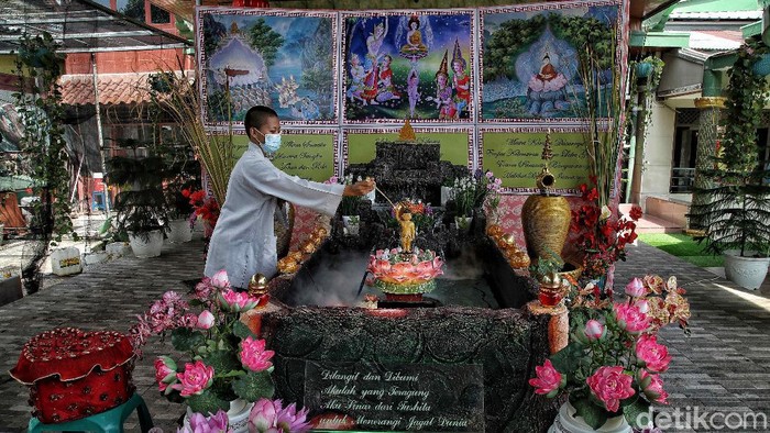 Melihat Persiapan Umat Budha Sambut Trisuci Waisak Bikhuni membersihkan patung Buddha dan pelayaran di kawasan Vihara Lalitavistara, Sekolah Tinggi Agama Buddha Maha Prajna, Cilincing, Jakarta Utara, Selasa (25/5). Memasuki perayaan Hari Waisak yang jatuh pada Rabu (26/5), umat Buddha di Sekolah Tinggi Agama Buddha Maha Prajana mulai melakukan persiapan.