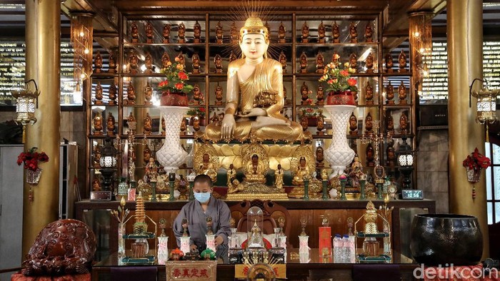 Bikhuni membersihkan patung Buddha dan pelayaran di kawasan Vihara Lalitavistara, Sekolah Tinggi Agama Buddha Maha Prajna, Cilincing, Jakarta Utara, Selasa (25/5). Memasuki perayaan Hari Waisak yang jatuh pada Rabu (26/5), umat Buddha di Sekolah Tinggi Agama Buddha Maha Prajana mulai melakukan persiapan.