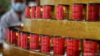 Perlu diketahui lilin-lilin tersebut telah ditulis beberapa nama umat Buddha yang ini di doakan oleh para Bikhu.