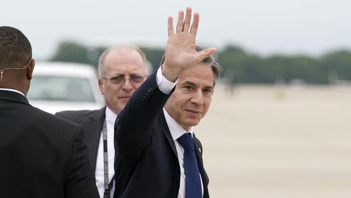 Secretary of State Antony Blinken waves as he departs, Monday, May 24, 2021, at Andrews Air Force Base, Md. Blinken is en route to the Middle East. (AP Photo/Alex Brandon, Pool)