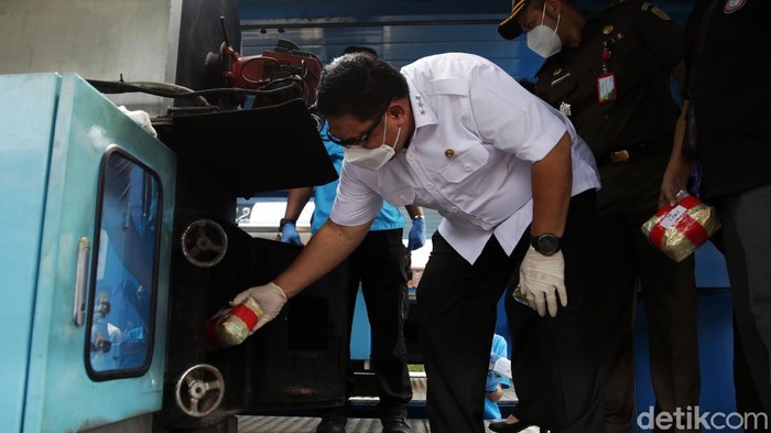 Momen BNN Musnahkan Barbuk Narkoba Hasil Kejahatan BNN memusnahkan barang bukti narkotika hasil sitaan. Narkoba yang dimusnahkan yaitu 794,62 kilogram sabu-sabu, 19.675 butir ekstasi, dan 22,33 kg ganja.