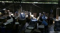 Pabrik tahu di kawasan Jakarta Selatan itu tetap beroperasi di tengah ramainya pembahasan kenaikan harga kedelai dunia.