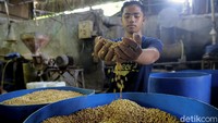 Seperti diketahui, Kementerian Perdagangan mengatakan harga kedelai global telah bergerak naik. Hal itu berpotensi mengerek harga tahu dan tempe juga meningkat.