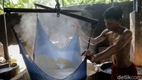 Oke pun memaklumi harga kedelai di tingkat pengrajin tahu dan tempe akan bergerak naik pada kisaran Rp 10.500/kg dan berpotensi meningkatkan harga tahu dan tempe. Tetapi Kemendag memastikan stok kedelai untuk saat ini cukup untuk industri pengrajin tahu dan tempe.