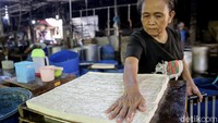 Lebih lanjut, Oke mengatakan akan terus memantau dan mengevaluasi pergerakan harga kedelai dunia, baik ketika terjadi penurunan atau kenaikan. Hal itu dilakukan guna memastikan harga kedelai dan harga tahu dan tempe di pasaran berada di tingkat wajar.