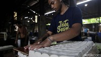 Selain itu, importir juga diimbau untuk memotong rantai distribusi dengan menyalurkan langsung kepada industri pengrajin, khususnya di daerah kota/kabupaten yang dekat dengan lokasi gudang importir atau distributornya guna mendapatkan harga lebih murah di tingkat pengrajin.