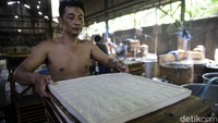 Seorang pekerja tengah memproduksi tahu di kawasan Duren Tiga, Jakarta, Selasa (25/5/2021).