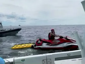 Panik Enggak? Terbawa Arus, Pasangan Ini Diselamatkan di Tengah Laut