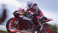Pebalap wanita asal Tulsa, Oklahoma, Amerika Serikat itu menggunakan motor Yamaha YZF-R6 saat memecahkan rekor di Ulster Gran Prix.  Ia mencatatkan putaran rata-rata 190,33 km/jam. Dia lalu kembali menajamkan waktu pada 2017 dengan kecepatan 192,59 km/jam menggunakan Kawasaki Ninja ZX-10R. Foto: Instagram @lady_racer926