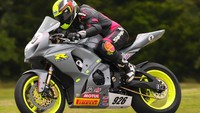 Kalau menilik instagram pribadinya, Patricia Fernandez juga menunjukkan dirinya seorang pebalap. Ia kerap berpose bersama motor-motor super sport hingga trail. Kalau yang satu ini motor super keluaran Suzuki GSXR-1000. Foto: Instagram @lady_racer926