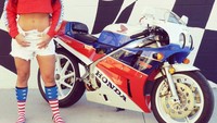 Nah, ini saat dirinya berpose dengan Honda VFR750R atau juga dikenal menggunakan kode RC30. Foto: Instagram @lady_racer926