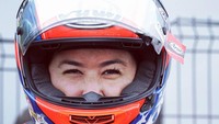 Dunia balap kini tak hanya milik laki-laki,  perempuan pun tak sekedar sebagai pemanis di ajang adu kecepatan. Patricia Fernandez jadi bukti cukup kuat, baik secara fisik dan prestasi sebagai pebalap motor wanita. Dia bahkan didapuk sebagai Fastest Woman in Road Racing. Foto: Instagram @lady_racer926