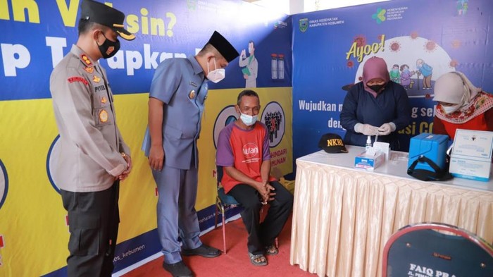 Pemkab Kebumen lakukan vaksinasi.