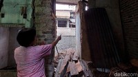 Diketahui, kirmir itu ambrol diakibatkan volume air sungai meningkat hingga menggerus kirmir di lokasi tersebut. 