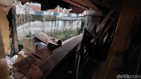 Pantauan detikcom, Selasa (25/5/2021) di Gang Citepus RT 09 RW 03, sejumlah warga sedang membongkar tembok rumah yang sudah tidak ditinggali yang ada di atas kirmir ambrol. Warga sengaja membongkar tembok rumah itu, karena khawatir terjadi hal-hal yang tidak diinginkan.  