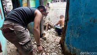 Sebelumnya, masih di lokasi yang sama, hanya terpaut sekitar 20 meter bangunan rumah warga yang ada di bantaran Sungai Citepus ambruk akibat tergerus aliran sungai.