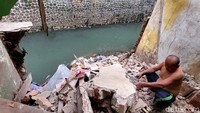 Tanggul penahan bibir sungai atau yang biasa disebut kirmir di aliran Sungai Citepus yang berada di Kelurahan Cibadak, Kecamatan Astanaanyar, Kota Bandung ambrol dan menjebol rumah warga, Selasa (25/5/2021).