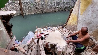 Foto: Tanggul Penahan Bibir Sungai Citepus Bandung Jebol