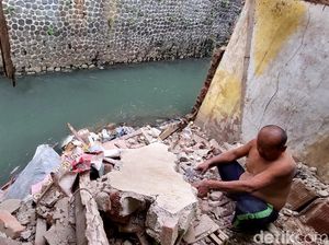 Foto: Tanggul Penahan Bibir Sungai Citepus Bandung Jebol