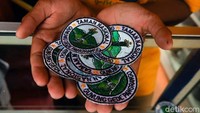 Jasa dan usaha lainnya yang mulai bergeliat adalah penginapan/homestay, penyewaan alat pendakian, jasa parkir, pernak-pernik, sampai jasa operator pendakian.