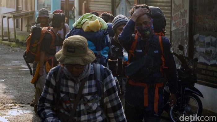 Pendaki Berdatangan, Ekonomi di Kaki Gunung Gede Mulai Bangkit Sektor perekonomian di jalur pendakian Gunung Gede-Pangrango perlahan mulai bangkit. Bergeraknya roda perekonomian karena mulai berdatangnya pendaki dan wisatawan ke lokasi.