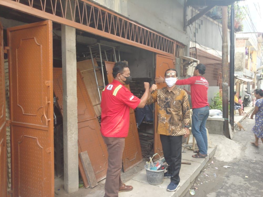 Perbaikan masalah pintu yang terhalang got di Jl Jembatan Besi XII, Tambora, Jakbar, 25 Mei 2021. (Dok Agung Rahadian)