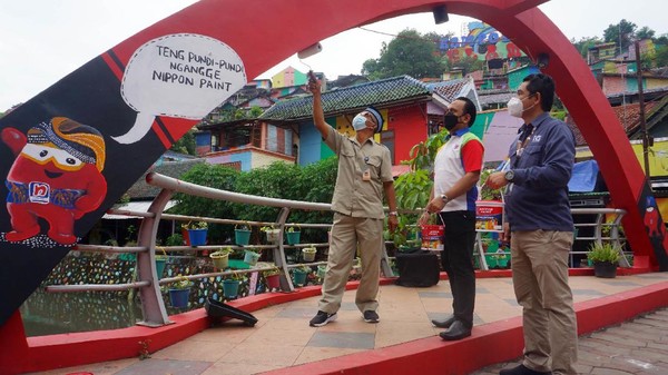 Berkat inisiasi Hendrar Prihadi sebagai Walikota Semarang, dinding rumah warga itu di cat dengan penuh warna pelangi dan dilengkapi dengan hiasan mural serta lukisan tiga dimensi yang semakin menambah jadi ciamik. Kampung Pelangi ini diresmikan pada 18 Mei 2017. Berkat inisiasi Hendrar Prihadi sebagai Walikota Semarang, dinding rumah warga itu di cat dengan penuh warna pelangi dan dilengkapi dengan hiasan mural serta lukisan tiga dimensi yang semakin menambah jadi ciamik. Kampung Pelangi ini diresmikan pada 18 Mei 2017.Â