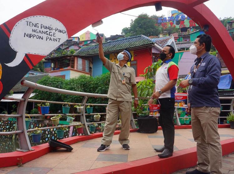 Destinasi Ikonik Kampung Pelangi Semarang Bersolek Percantik Diri