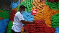 Kepopuleran Kampung Pelangi turut mendorong pihak-pihak lain untuk berkontribusi dalam pelestarian destinasi wisata ikonik di Kota Semarang ini. Salah satunya yang dilakukan oleh Nippon Paint Indonesia bersama Grand Edge Hotel Semarang. Kolaborasi keduanya itu berbuah untuk melakukan pengecatan ulang Kampung Pelangi agar tetap menjadi destinasi wisata ikonik di Semarang, Jawa Tengah, yang semakin ciamik. 