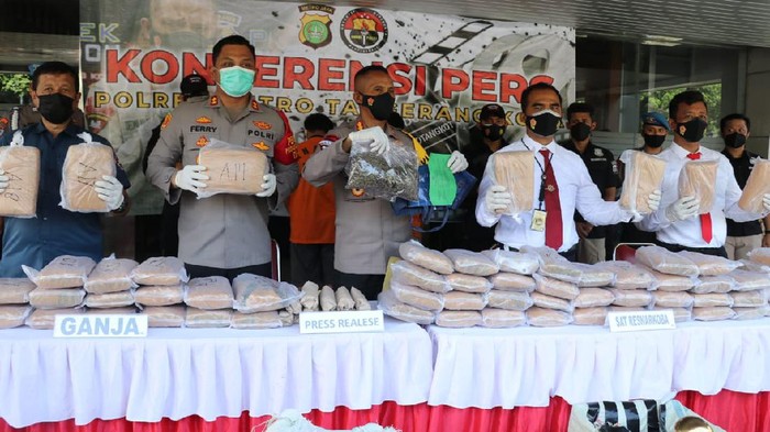 Peredaran 65 Kg Ganja di Tangerang-Jakpus, Modus Kirim Via Paket