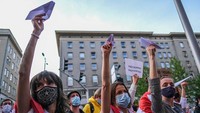 Aksi unjuk rasa itu digelar usai pesawat pesawat Ryanair dengan rute Yunani-Lithuania dipaksa untuk mengalihkan penerbangan ke Minsk, Belarusia, Minggu (23/5/2021) kemarin untuk menangkap jurnalis Roman Protasevich.